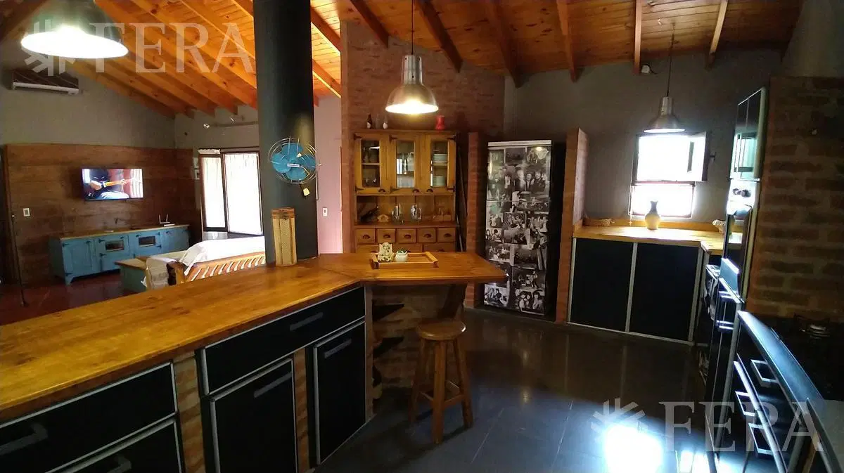 Venta casa 4 ambientes con piscina, quincho con parrilla y galería en Coronel Brandsen 5