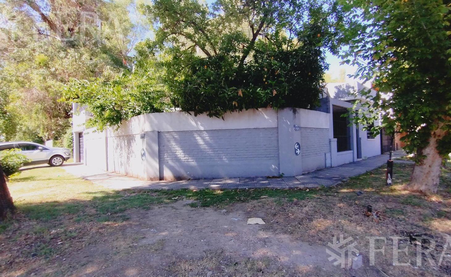Venta casa 3 ambientes con cochera y patio en Wilde