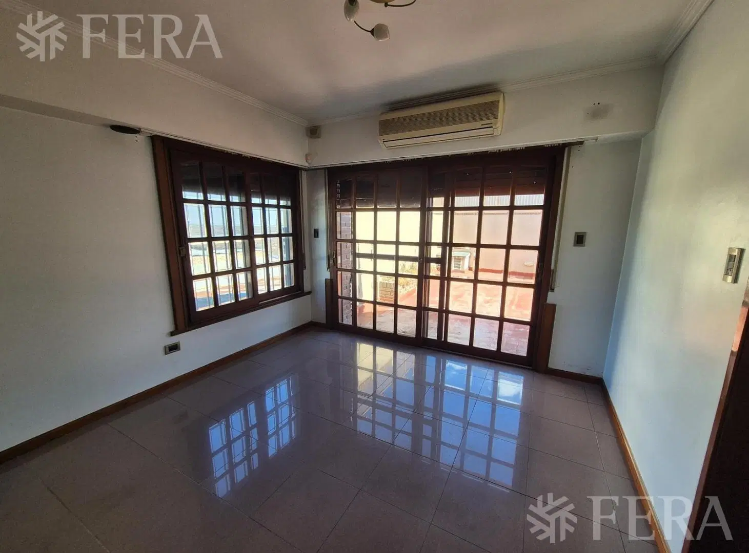 Venta de casa de 4 ambientes con local en Villa La Florida 1