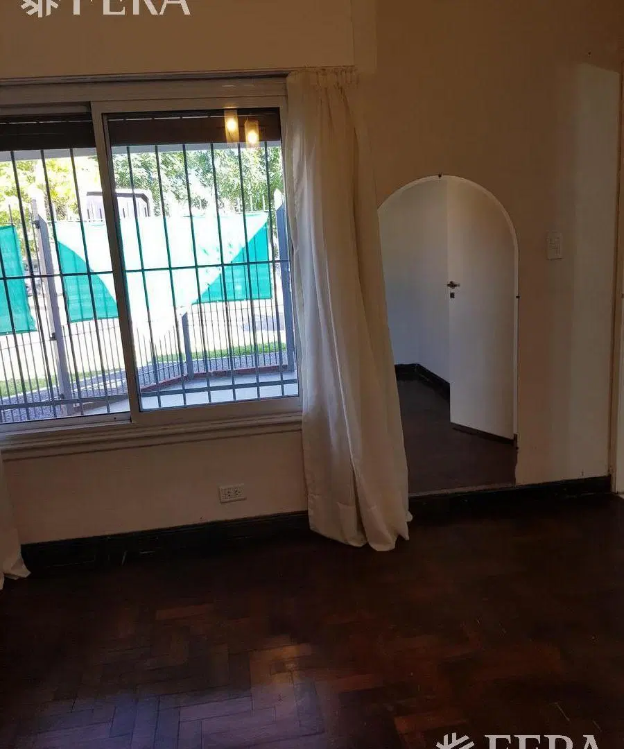 Alquiler de departamento tipo casa de 2 ambientes en Bernal 4