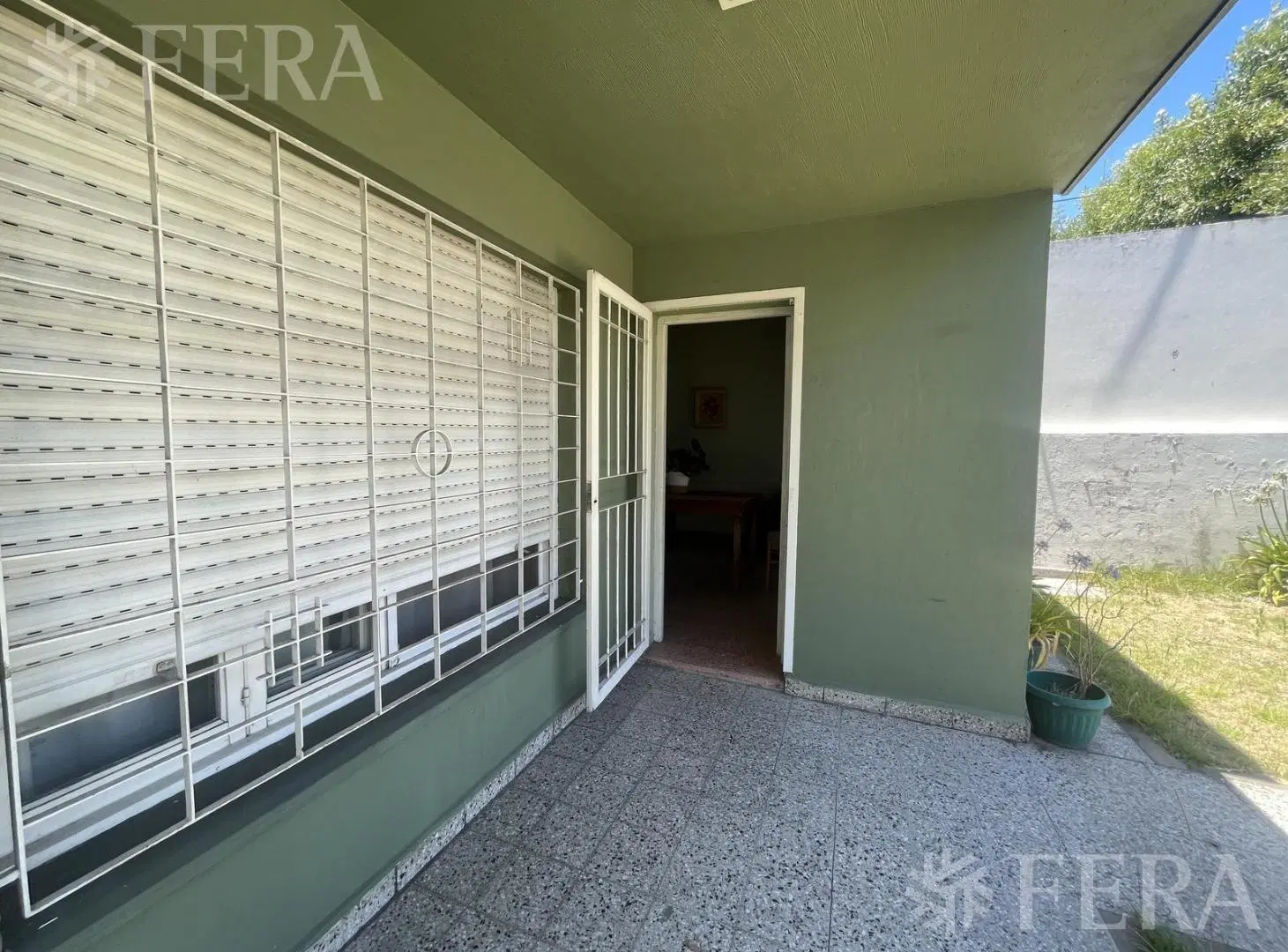 Venta casa 3 ambientes con jardín y cochera en Wilde 1