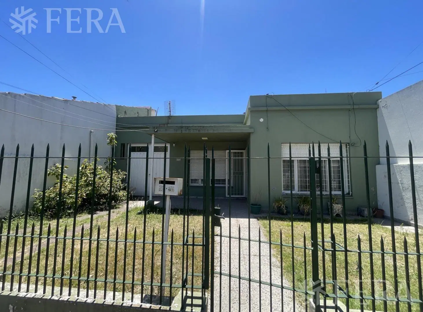 Venta casa 3 ambientes con jardín y cochera en Wilde 3