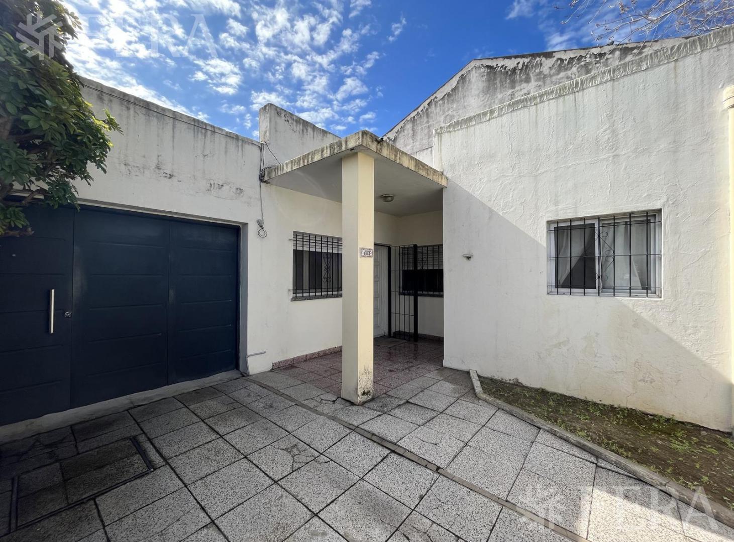 Venta casa 3 ambientes con cochera en Quilmes Oeste