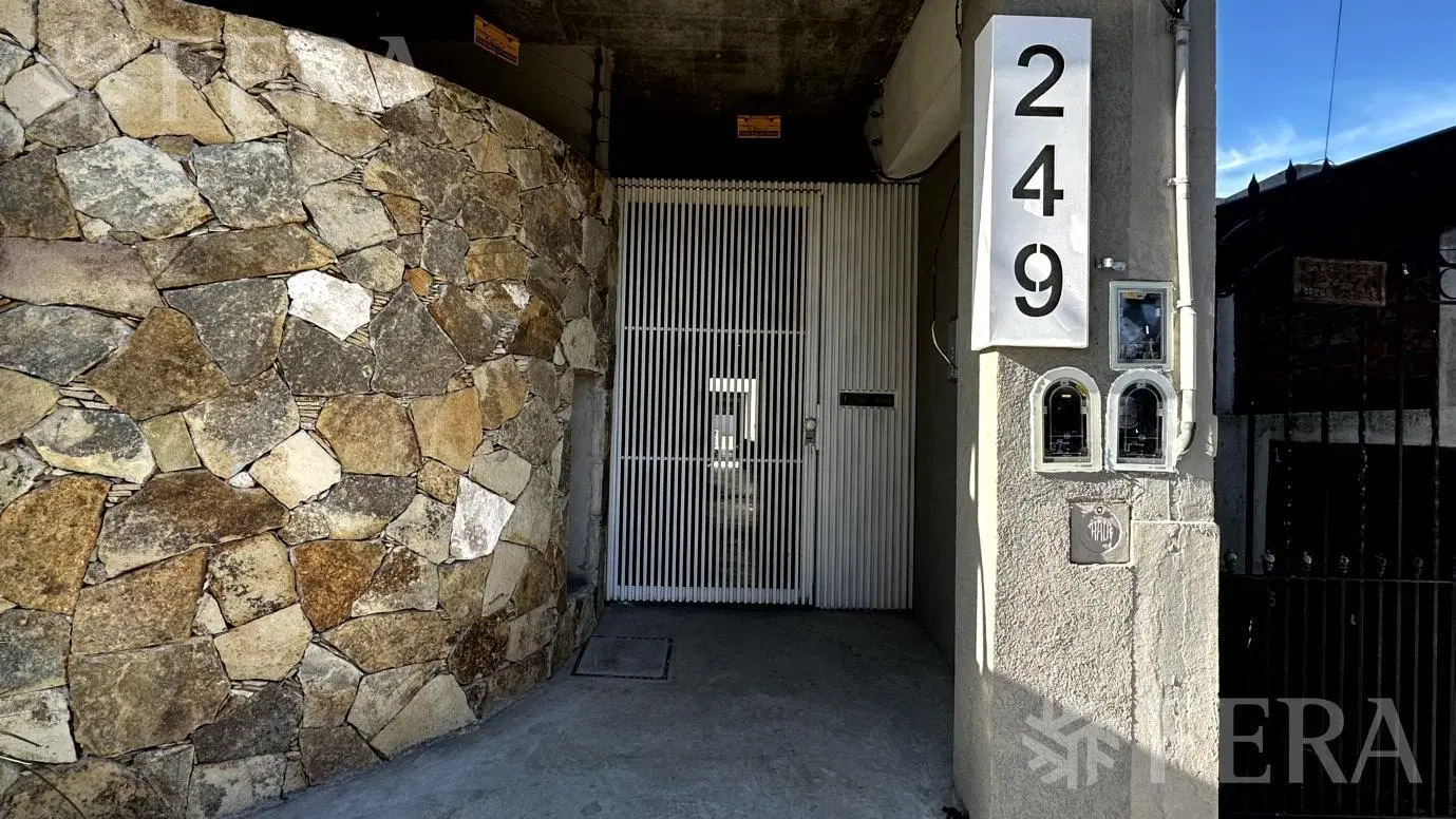 Venta departamento 3 ambientes con balcón en Wilde 5