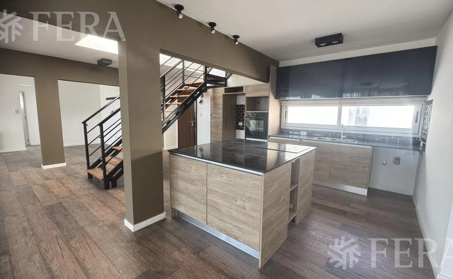 Venta de departamento de 5 ambientes con cochera y balcón en Wilde 3