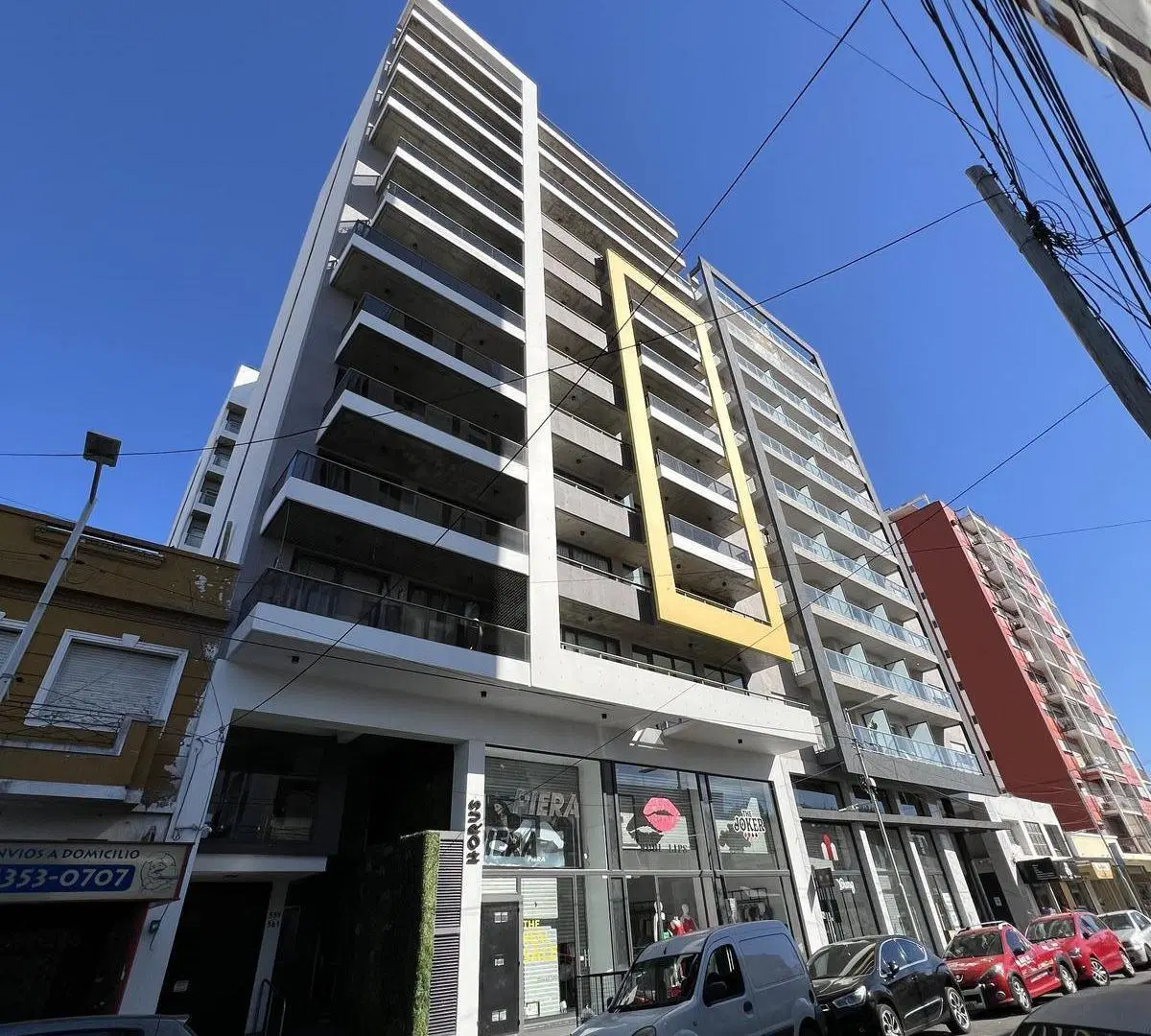 Venta de departamento de 5 ambientes con cochera y balcón en Wilde 1
