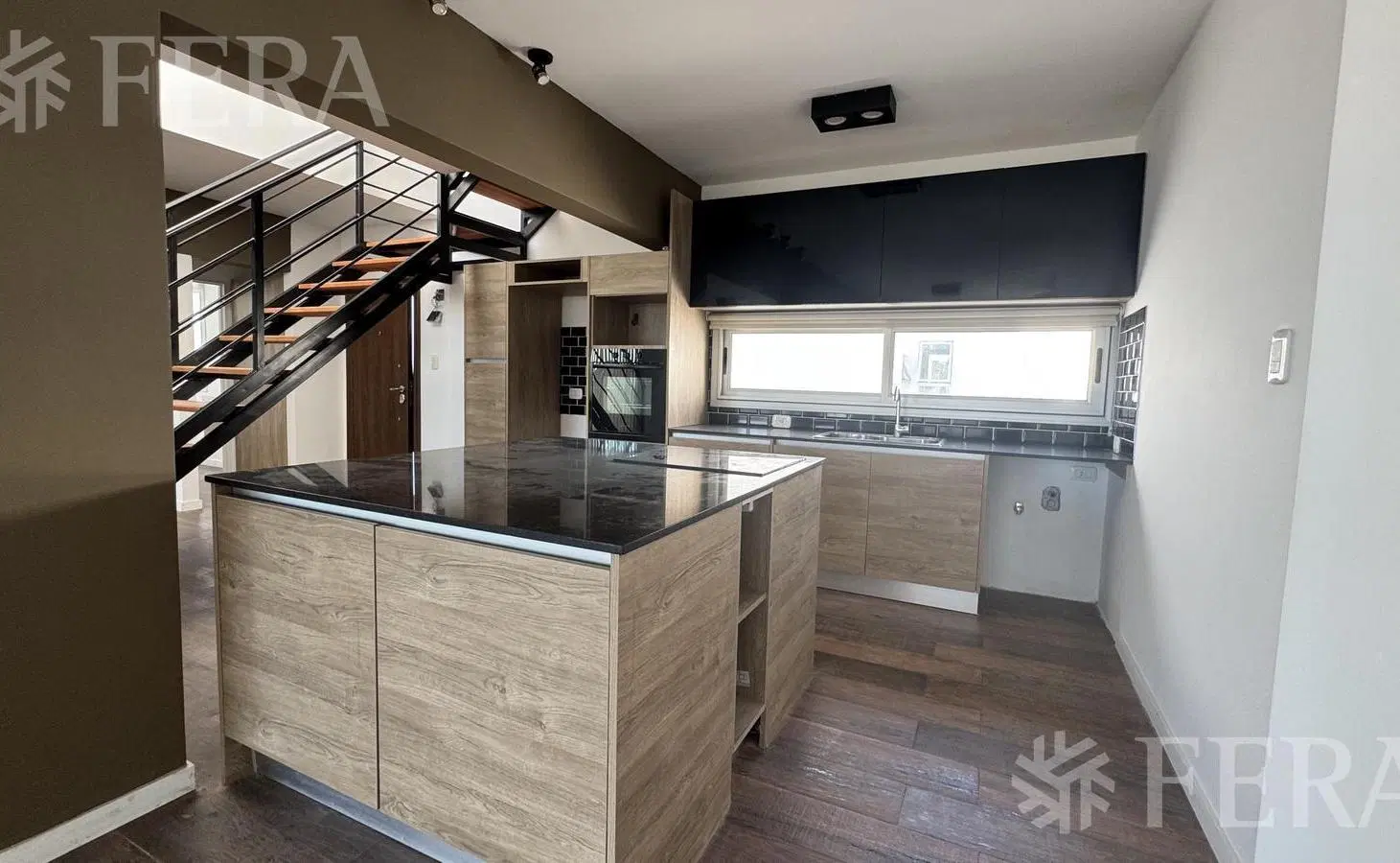 Venta de departamento de 5 ambientes con cochera y balcón en Wilde 5