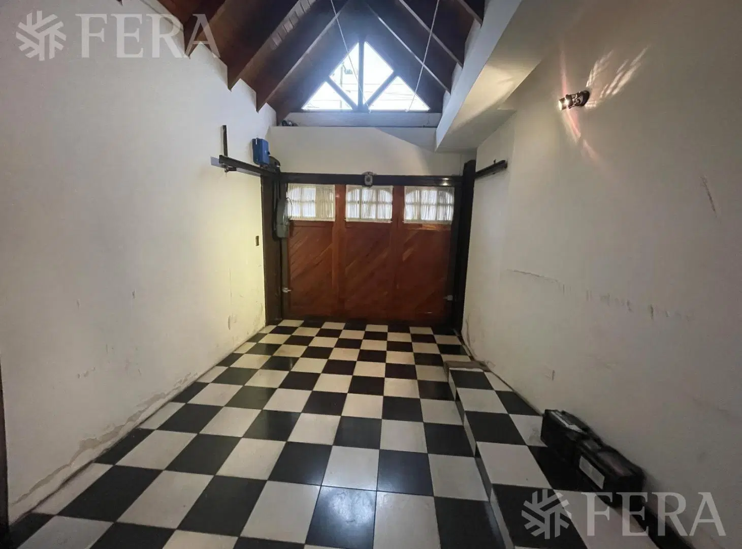 Venta casa 4 ambientes con cochera y piscina en Wilde 5