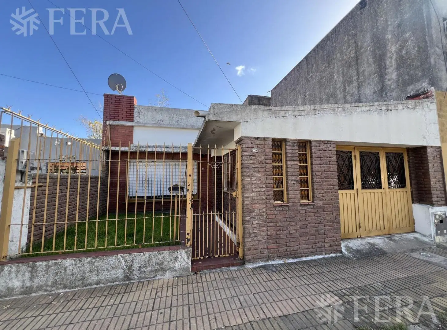 Venta casa de 4 ambientes con cochera en Wilde 5