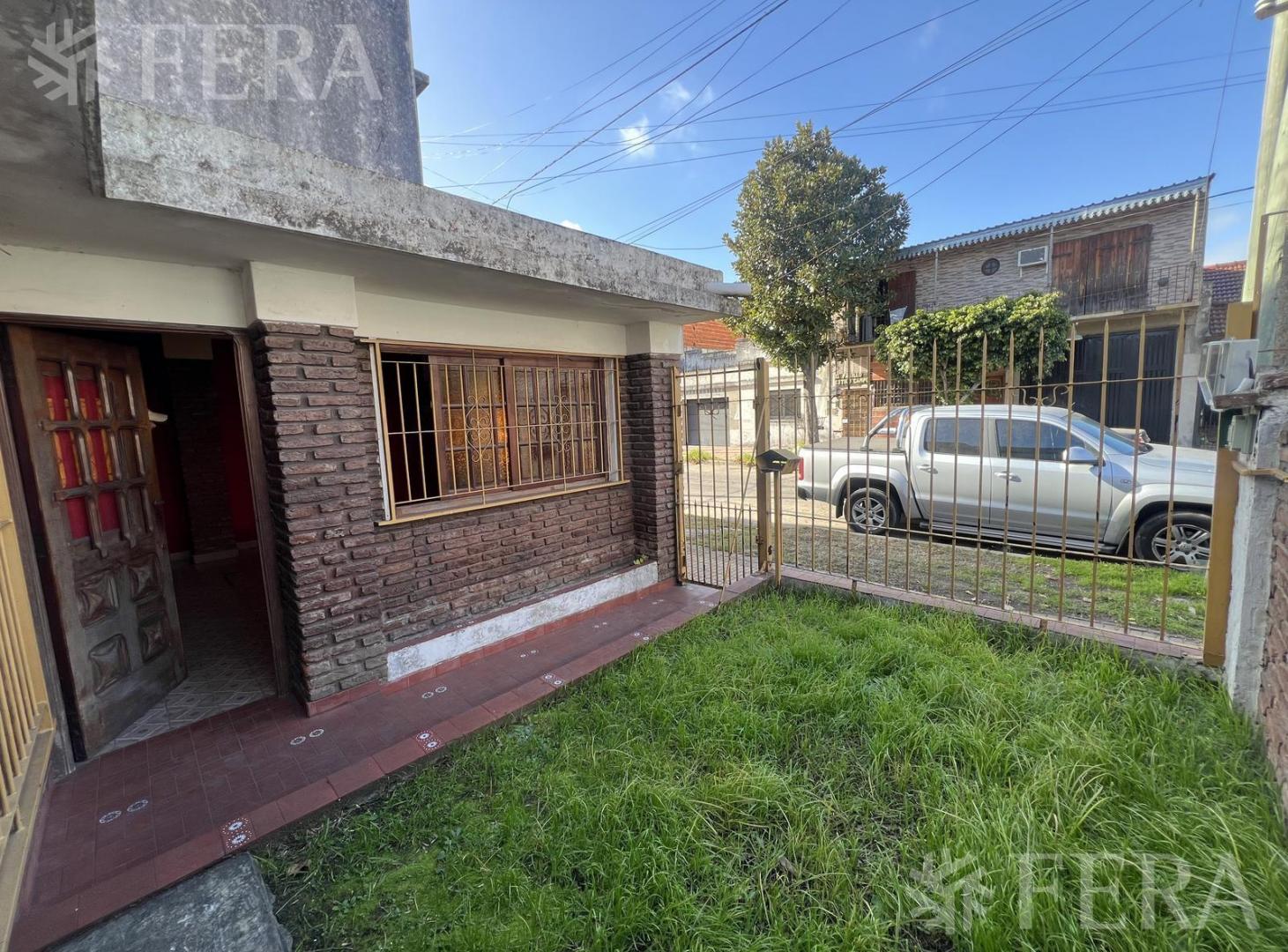 Venta casa de 4 ambientes con cochera en Wilde