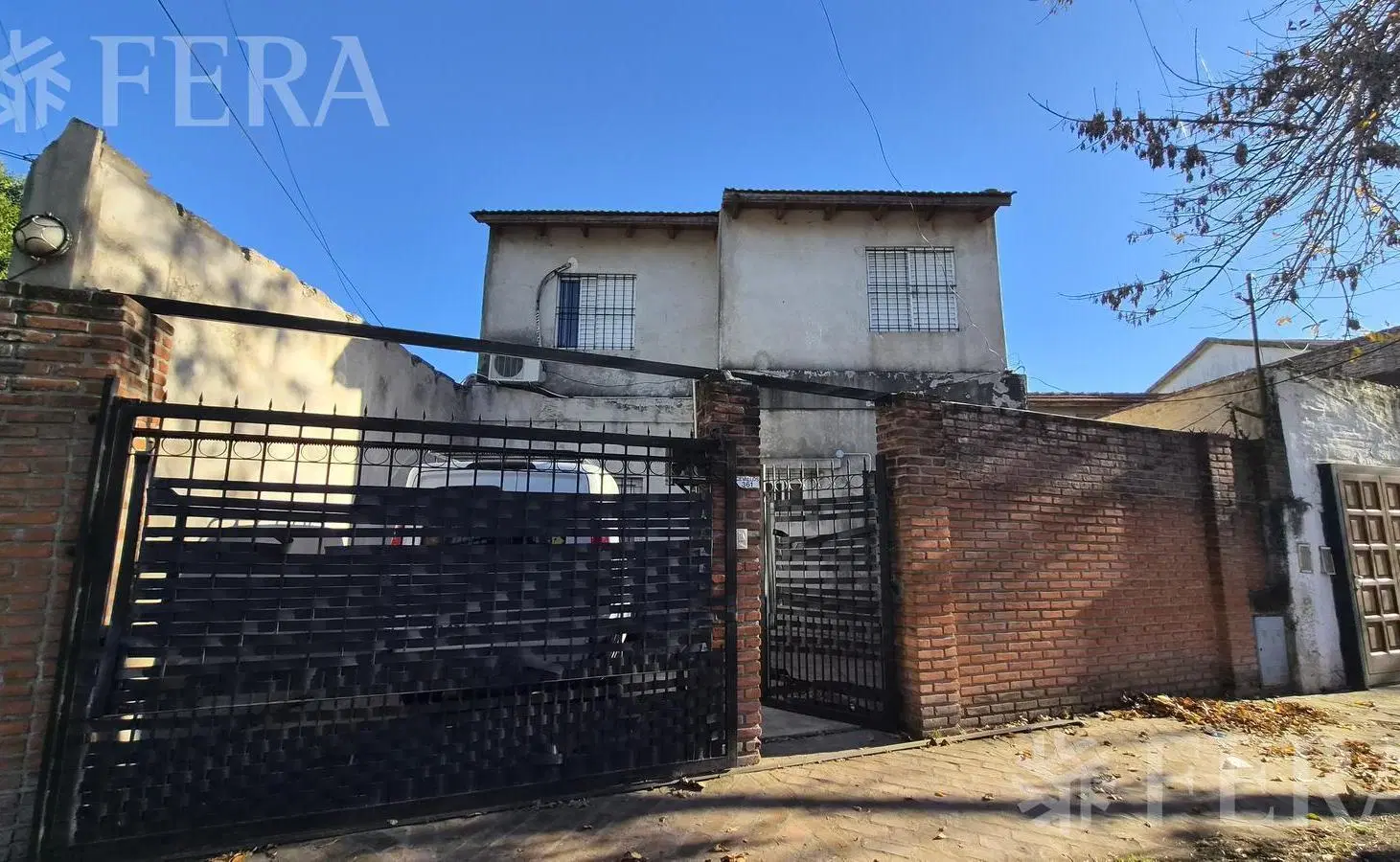 Venta casa para dos familias con cochera en Quilmes 1