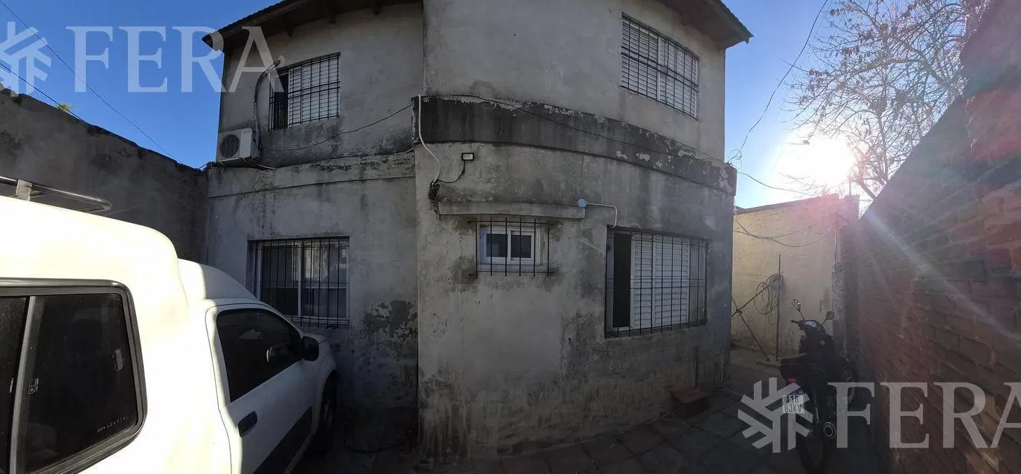 Venta casa para dos familias con cochera en Quilmes 2