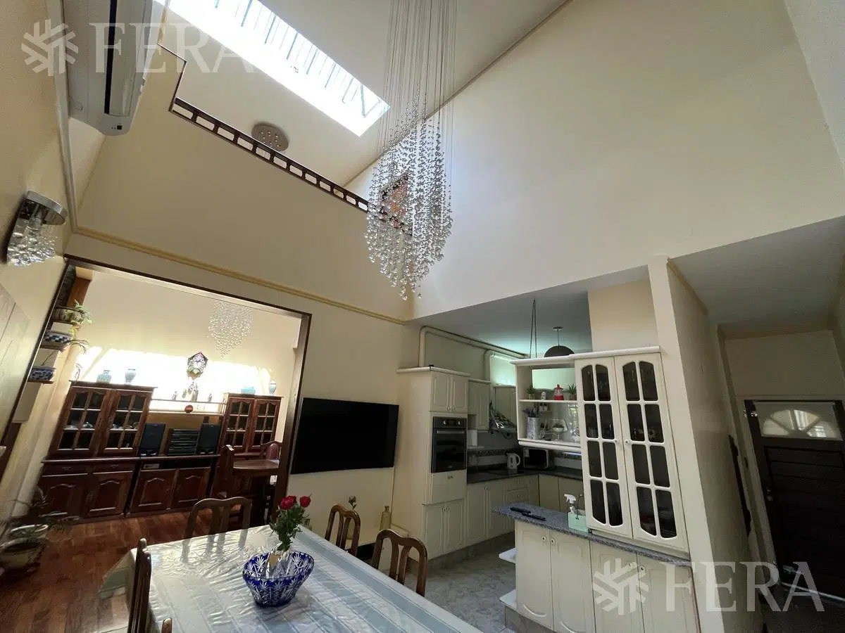 Venta casa 5 ambientes con piscina en Sarandí 4