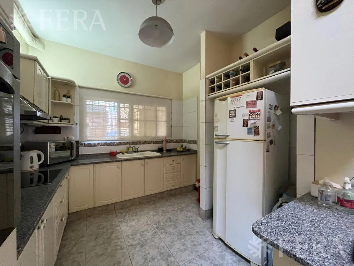 Venta casa 5 ambientes con piscina en Sarandí 3