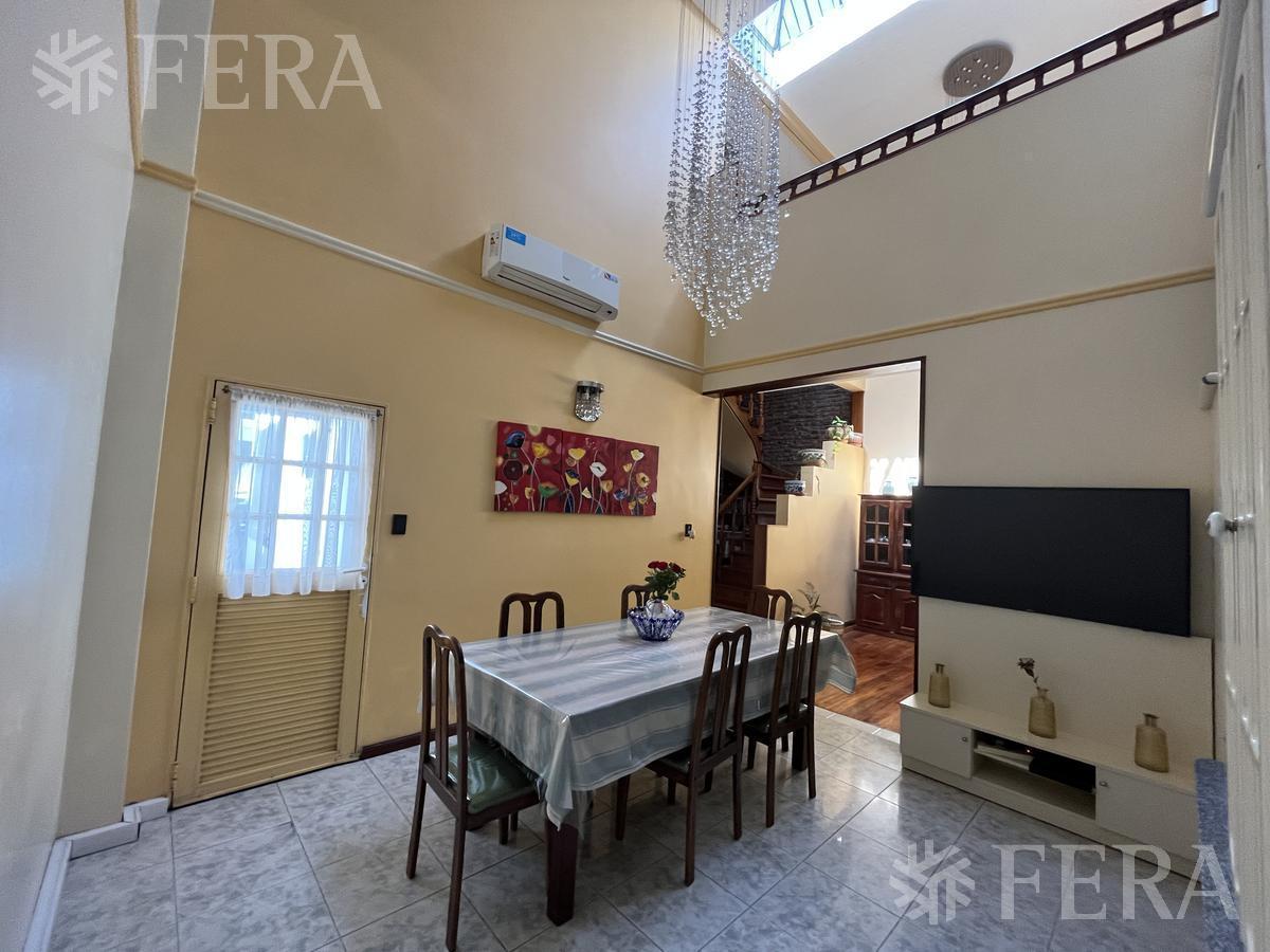 Venta casa 5 ambientes con piscina en Sarandí