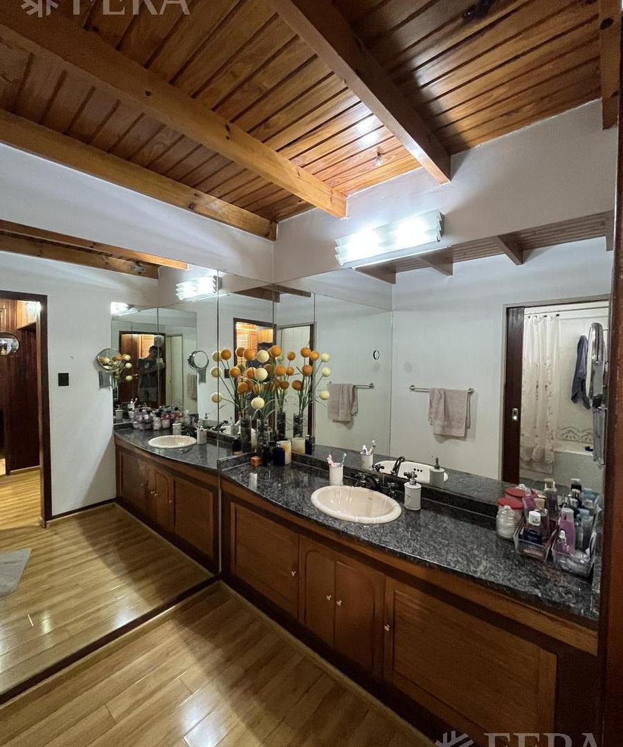 Venta casa 5 ambientes con piscina en Sarandí