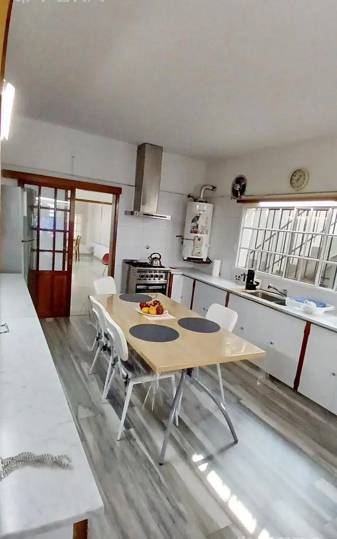 Venta casa 8 ambientes con cochera en Quilmes 3
