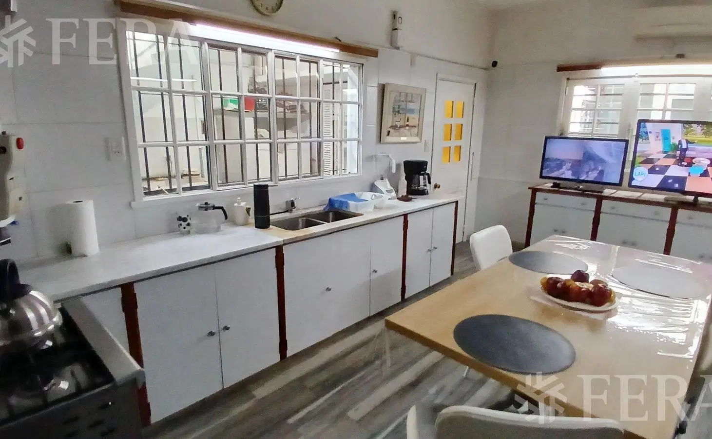 Venta casa 8 ambientes con cochera en Quilmes 2
