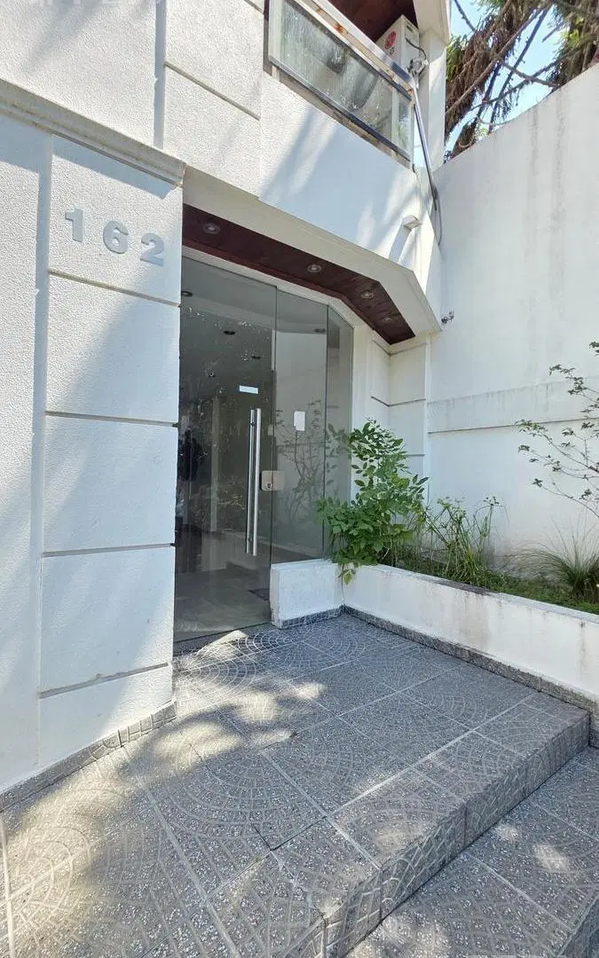 Venta departamento 3 ambientes con balcón en Wilde 5