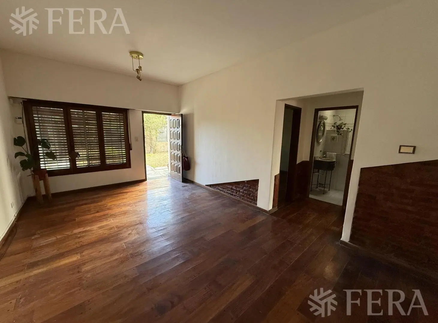 Venta Casa 3 ambientes con cochera y jardin en Wilde 4