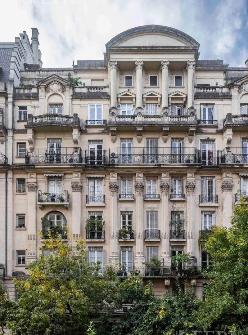 Venta piso 5 ambientes con cochera y baulera en Retiro 1