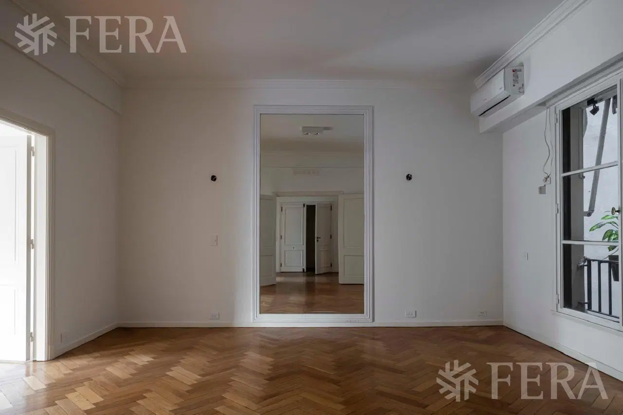 Venta piso 5 ambientes con cochera y baulera en Retiro 4