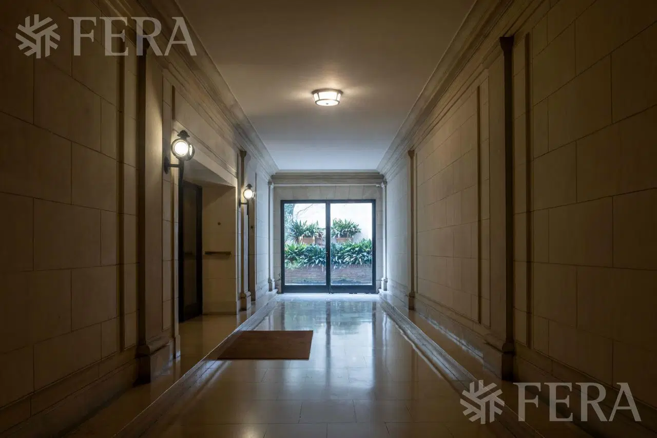 Venta piso 5 ambientes con cochera y baulera en Retiro 2