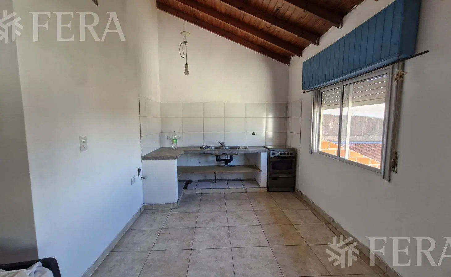 Venta casa multifamiliar con cochera en Villa Dominico 5