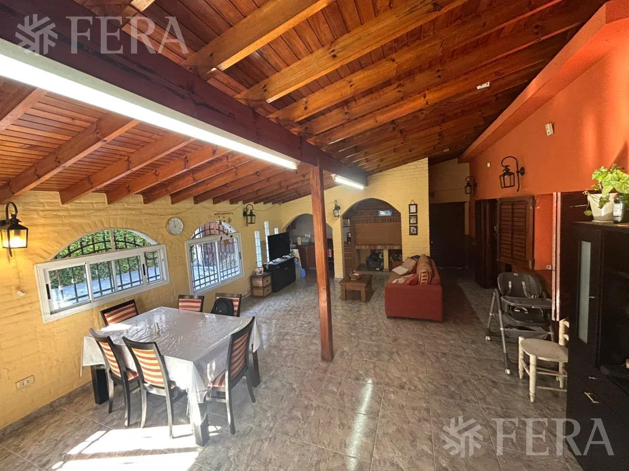 Venta casa 6 ambientes con cochera y piscina en Bernal Oeste 1