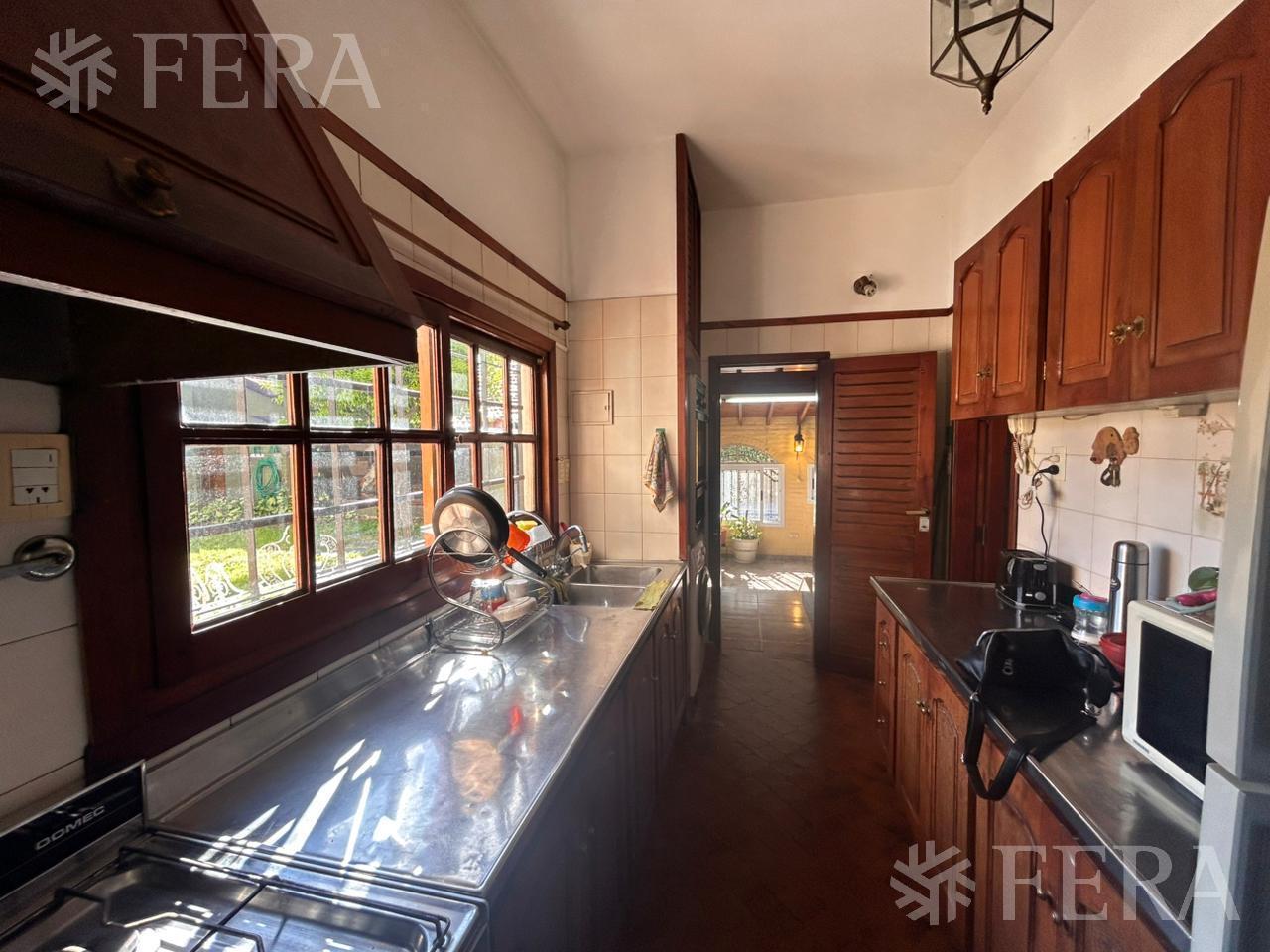 Foto de Venta casa 6 ambientes con cochera y piscina en Bernal Oeste, imagen 3