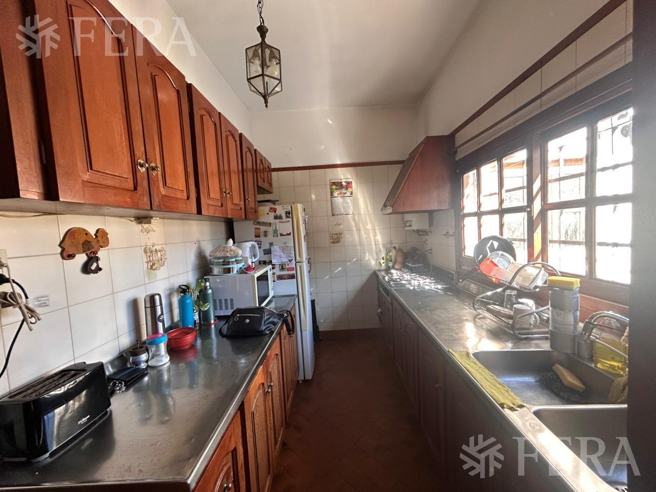 Foto de Venta casa 6 ambientes con cochera y piscina en Bernal Oeste, imagen 2