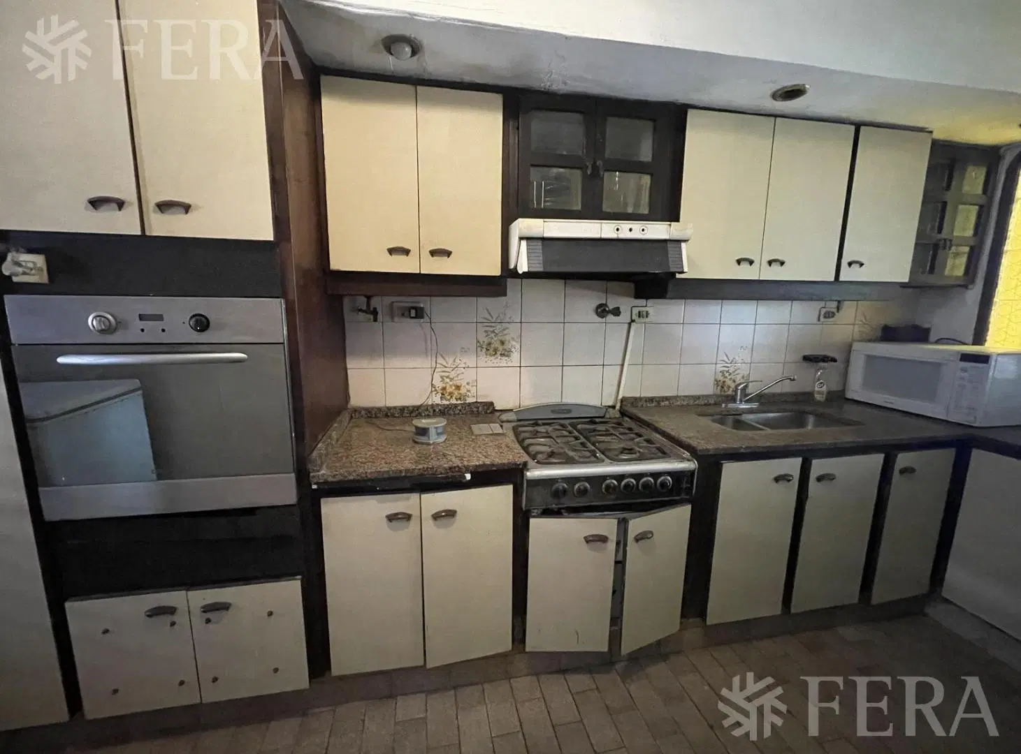 Venta casa de 4 ambientes con cochera en Bernal Oeste 2
