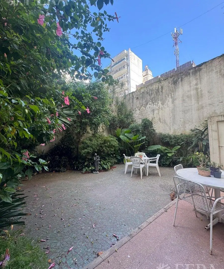 Venta Planta Baja con gran patio jardín y cochera fija en Palermo 1