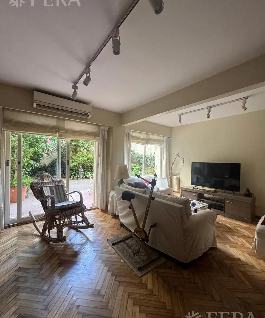 Venta Planta Baja con gran patio jardín y cochera fija en Palermo 2