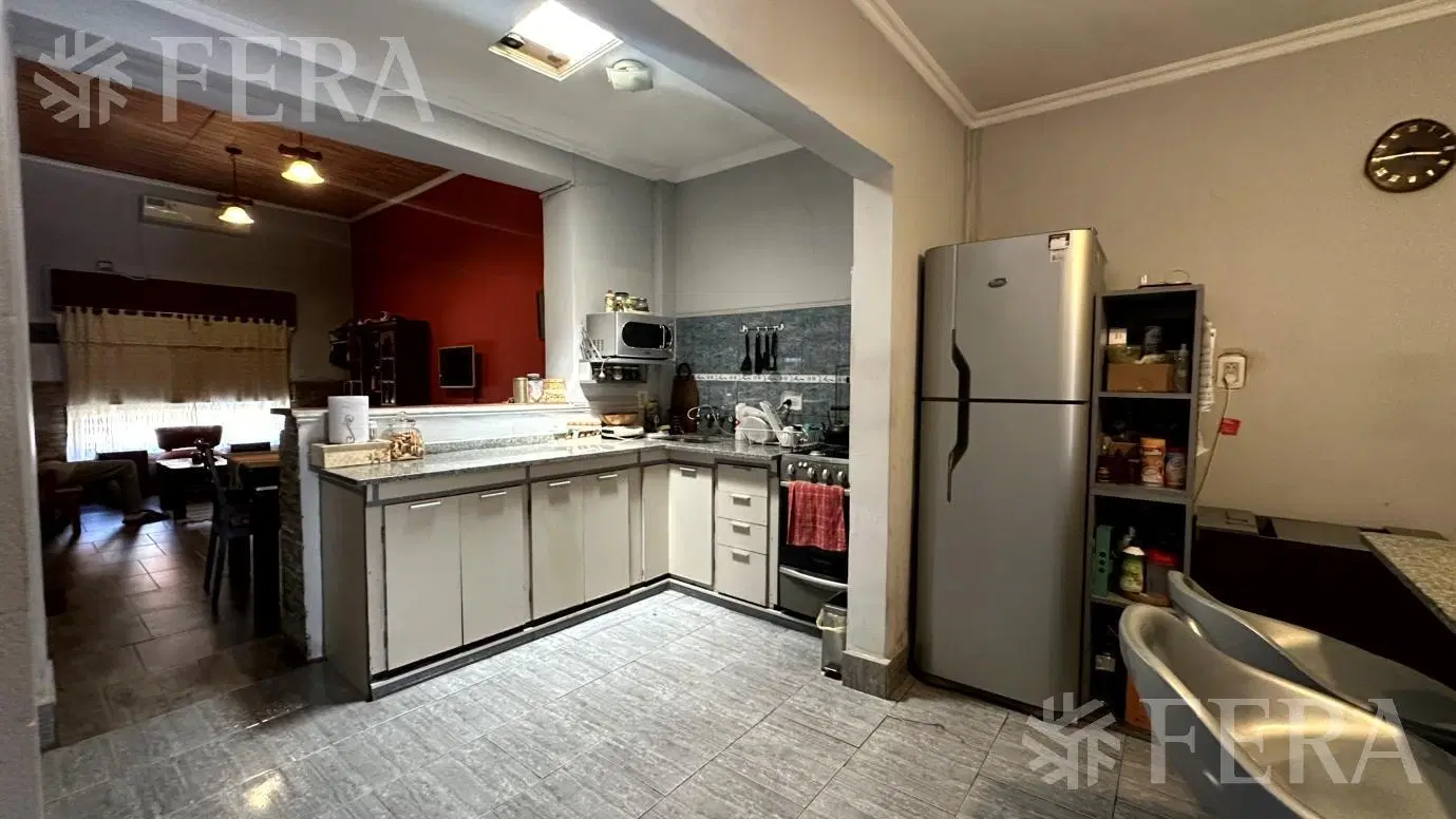 Venta casa 3 ambientes con cochera en Wilde 1