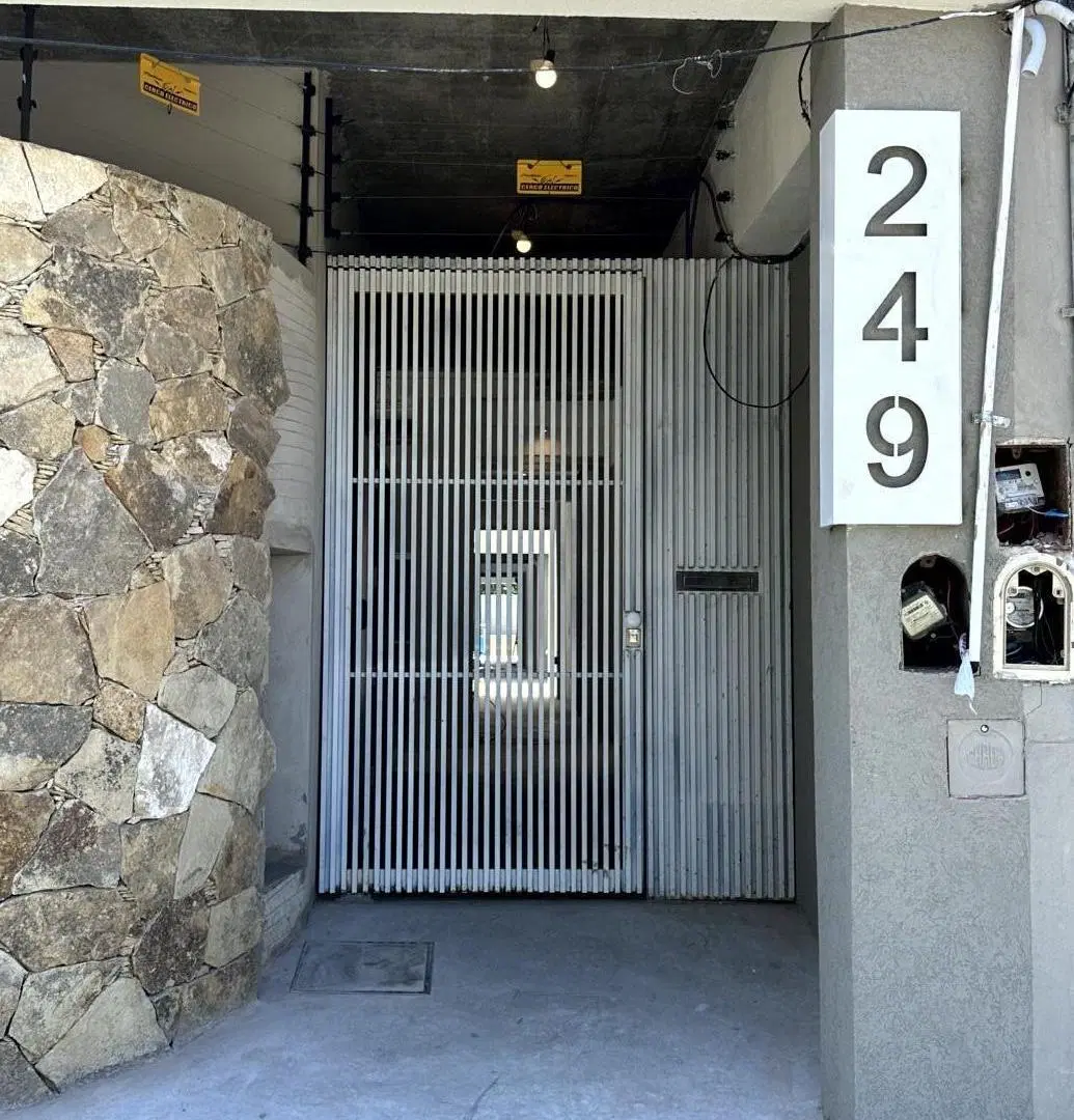 Venta departamento 3 ambientes con balcón en Wilde 2