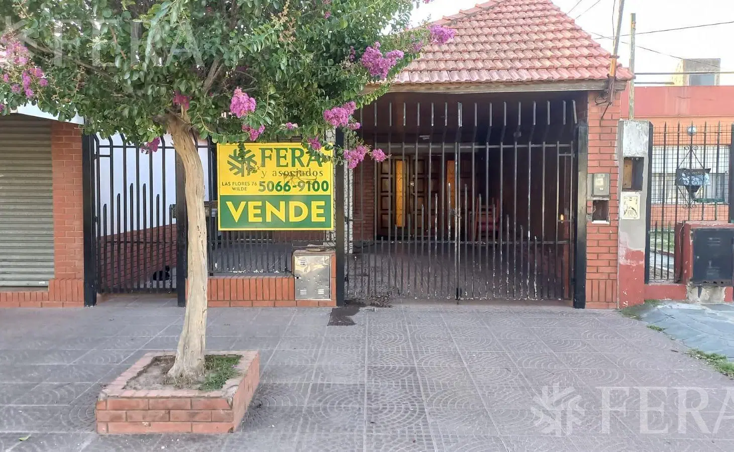 Venta de Chalet 3 ambientes en Wilde con jardin, pileta y local 1