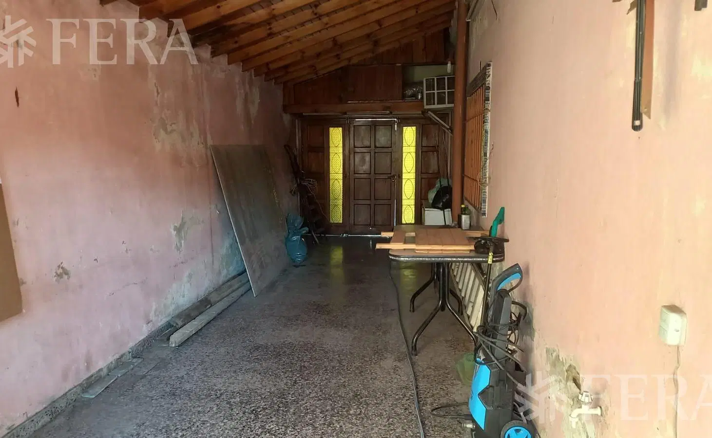 Venta de Chalet 3 ambientes en Wilde con jardin, pileta y local 4