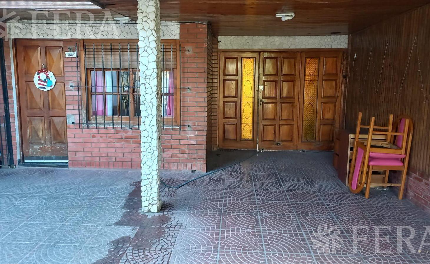 Venta de Chalet 3 ambientes en Wilde con jardin, pileta y local