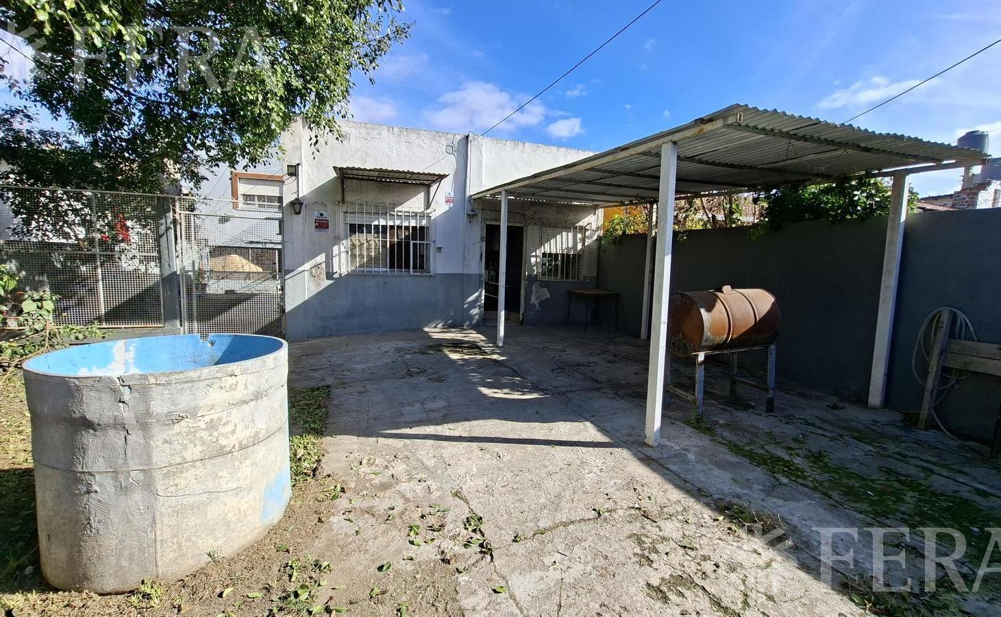 Venta casa para dos familias con jardín en Wilde