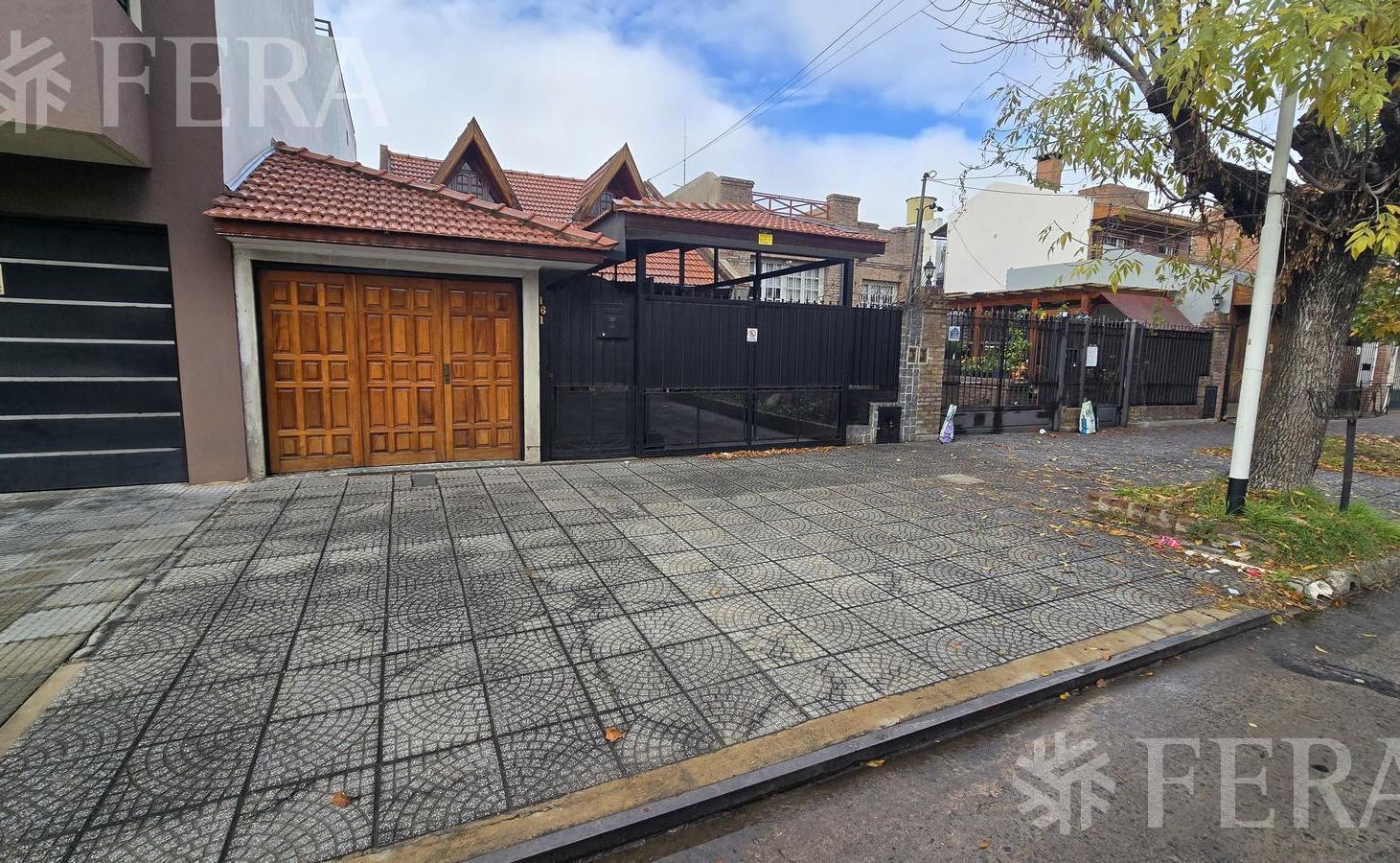 Venta casa 5 ambientes con cochera y jardín en Wilde