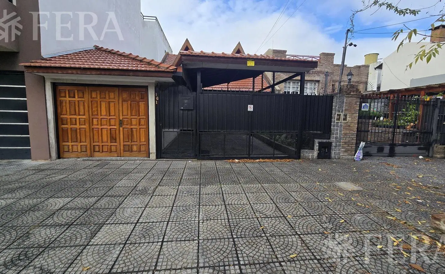 Venta casa 5 ambientes con cochera y jardín en Wilde 1
