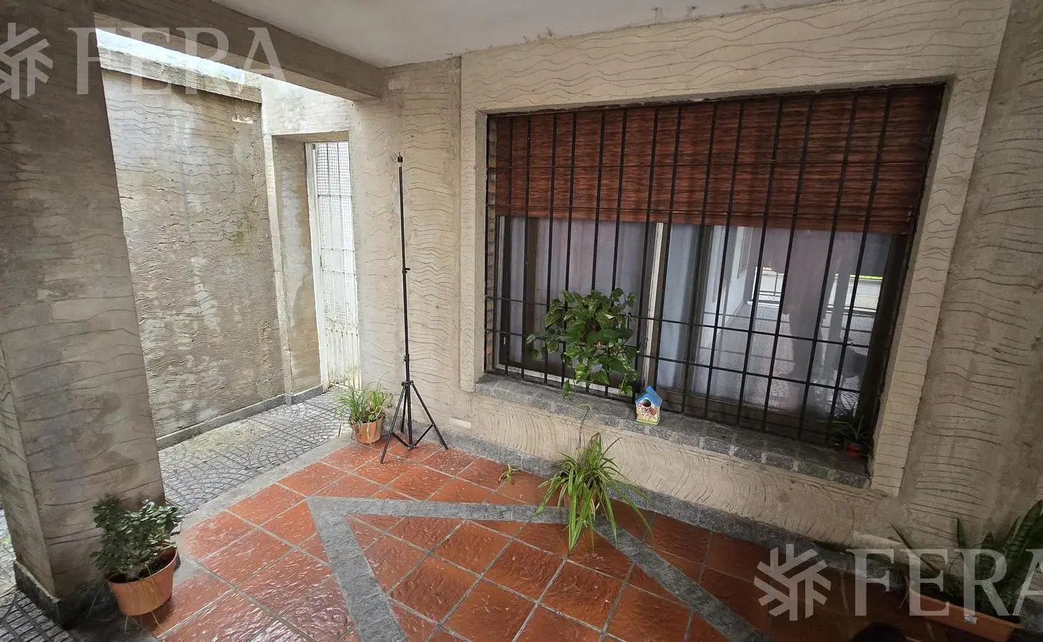 Venta casa 5 ambientes con cochera y jardín en Wilde 5