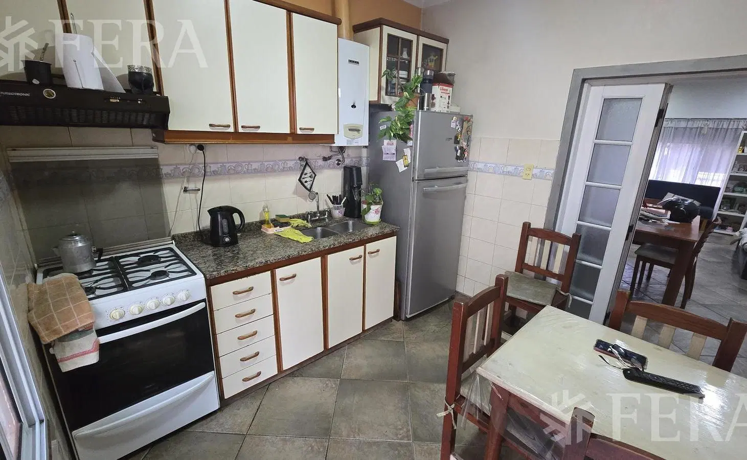 Venta casa 5 ambientes con cochera y jardín en Wilde 4