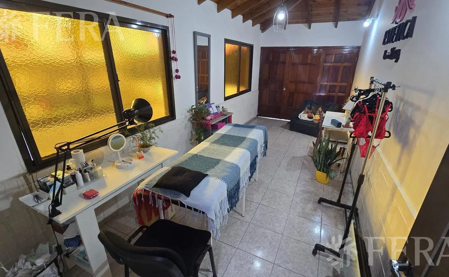 Venta casa 5 ambientes con cochera y jardín en Wilde 2