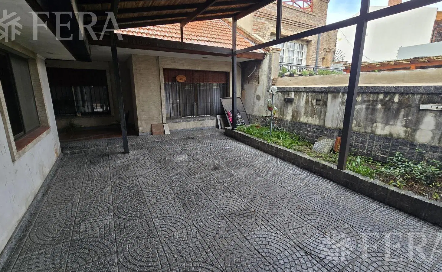 Venta casa 5 ambientes con cochera y jardín en Wilde 3