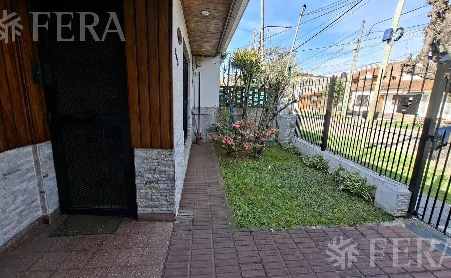 Venta de Casa 4 ambientes con cochera y piscina en Quilmes Oeste 2