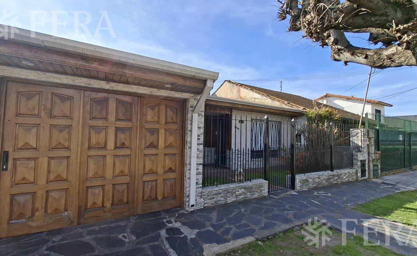 Venta de Casa 4 ambientes con cochera y piscina en Quilmes Oeste