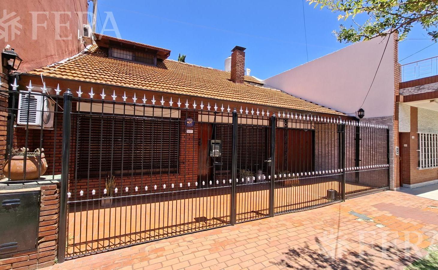 Venta casa 5 ambientes con cochera y jardín en Wilde
