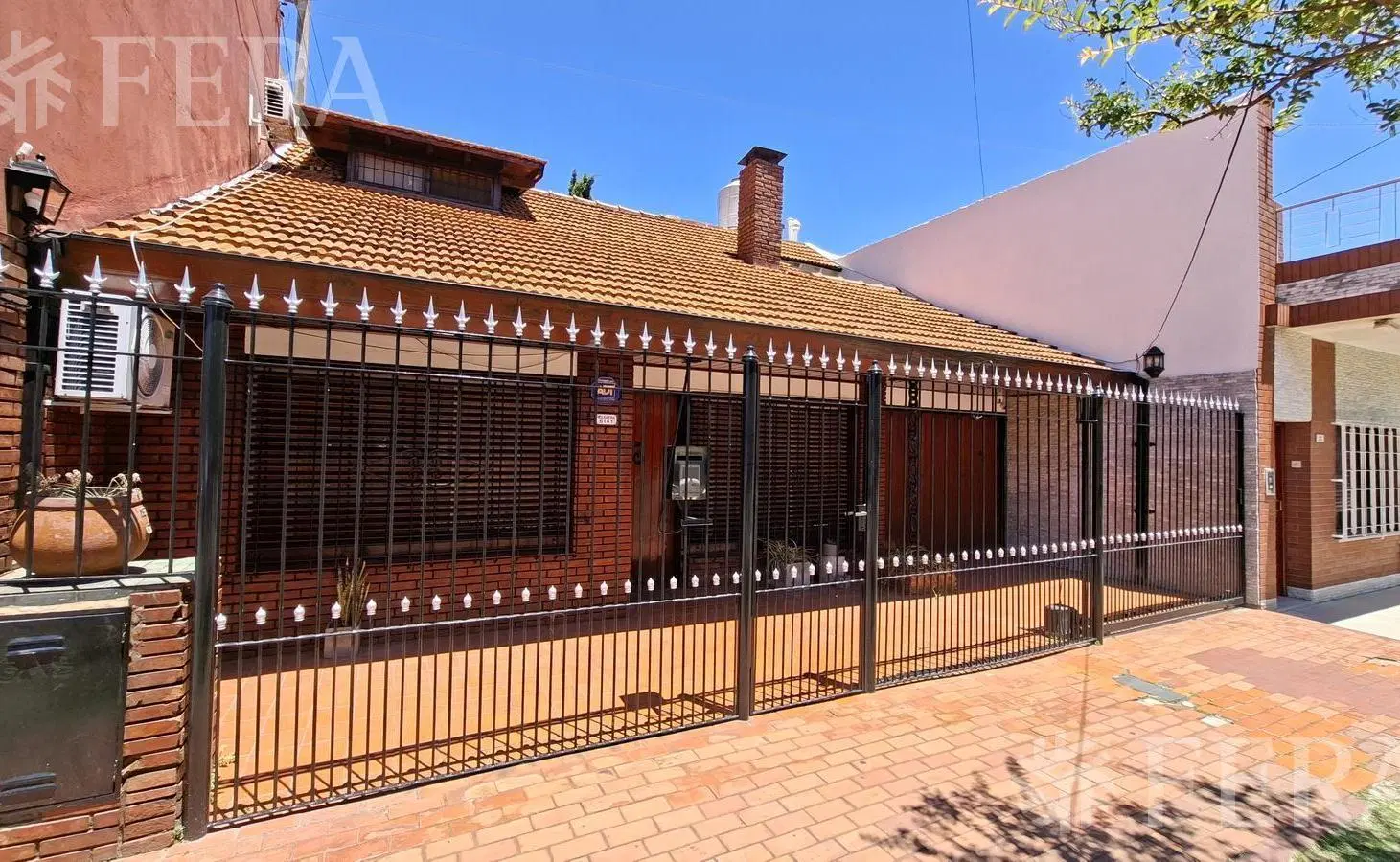 Venta casa 5 ambientes con cochera y jardín en Wilde 1